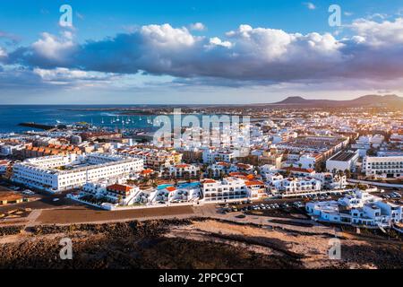 Das unvergleichliche Stadtbild von Corralejo, die Hafenstadt Fuerteventura, der wunderschöne Panoramablick auf die Kanarischen Inseln, Spanien. Panoramablick auf die Stadt Corralejo aus der Vogelperspektive Stockfoto