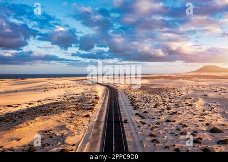 Fuerteventura, Naturpark Corralejo Sanddünen. Wunderschöne Luftaufnahme. Kanarische Inseln, Spanien. Luftaufnahme einer leeren Straße durch die Dünen am s Stockfoto