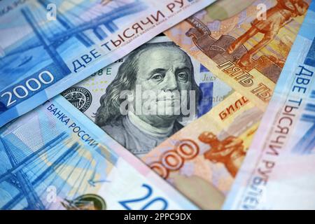 US-Dollar umgeben von russischen Rubel. Konzept des Wechselkurses, amerikanische Sanktionen gegen Russland Stockfoto