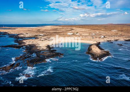 Blick auf den wunderschönen Strand Playa Chica, El Cotillo, Fuerteventura, Kanarische Inseln, Spanien. Weißer Sandstrand und türkisblaues Wasser La Concha Beach i Stockfoto