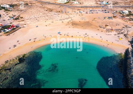 Blick auf den wunderschönen Strand Playa Chica, El Cotillo, Fuerteventura, Kanarische Inseln, Spanien. Weißer Sandstrand und türkisblaues Wasser La Concha Beach i Stockfoto