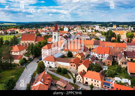 Blatna bei Strakonice, Südböhmen, Tschechische Republik. Luftaufnahme der mittelalterlichen Stadt Blatna, umgeben von Parks und Seen, Blatna, Südböhmen Stockfoto