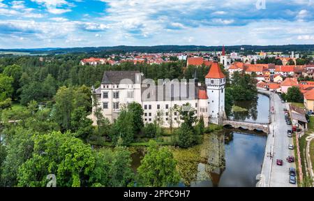 Schloss Blatna bei Strakonice, Südböhmen, Tschechische Republik. Luftaufnahme des mittelalterlichen Wasserschlosses Blatna, umgeben von Parks und Seen, Blatna, Süden Stockfoto