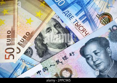 US-Dollar, chinesischer Yuan, Euro-Banknoten und russischer Rubel. Konzept des Handelskrieges zwischen China und den USA, amerikanischen und europäischen Sanktionen Stockfoto