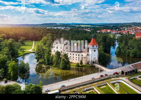 Schloss Blatna bei Strakonice, Südböhmen, Tschechische Republik. Luftaufnahme des mittelalterlichen Wasserschlosses Blatna, umgeben von Parks und Seen, Blatna, Süden Stockfoto