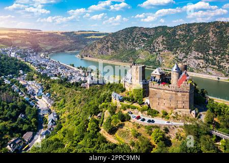 Die Schönburg (Schoenburg) ist eine Burg über der mittelalterlichen Stadt Oberwesel, die zum UNESCO-Weltkulturerbe gehört und im Oberen Mittelrheintal, Rhinel, liegt Stockfoto