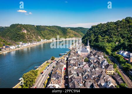Sankt Goar-Stadt in Deutschland mit Panoramablick. Sankt Goar ist eine kleine Stadt im Rheintal in Rheinland-Pfalz. Stockfoto