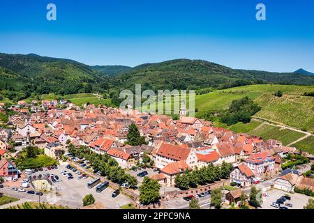 Blick auf das Dorf Riquewihr und die Weinberge an der Elsässer Weinstraße, Frankreich. Die schönsten Dörfer Frankreichs, Riquewihr im Elsass, die berühmte „Weinrot“. Co Stockfoto