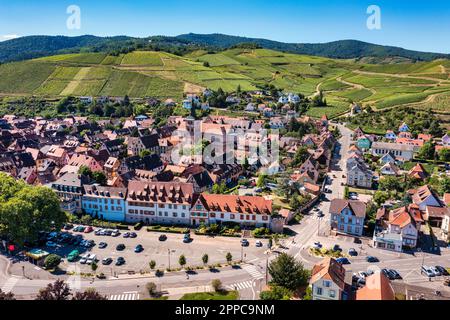 Traditionelles Fachwerkhaus in Turckheim, Elsass, Frankreich. Eine der berühmten Städte im Elsass, malerische Route in der Nähe von Colmar, Frankreich. Farbenfrohes traditionelles fre Stockfoto