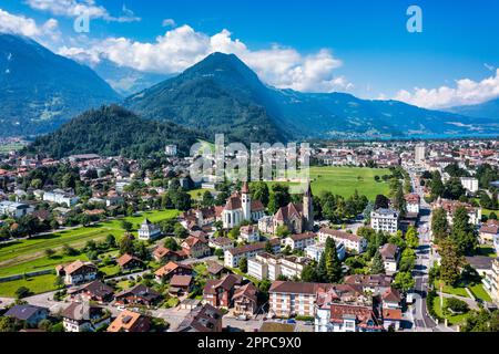 Luftaufnahme über die Stadt Interlaken in der Schweiz. Wunderschöner Blick auf Interlaken, Eiger, Mönch und Jungfrau sowie Thunsee und Br Stockfoto