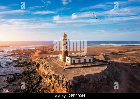 Leuchtturm Punta de Jandia von oben, blaues Meer aus der Luft, Fuerteventura, Kanarische Inseln, Spanien. Leuchtturm von Punta Jandia (Faro de Punta Jandia). Fuerteven Stockfoto