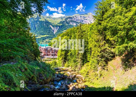 Wasserfälle Giessbach im Berner Oberland, Schweiz. Der Giessbach-Wasserfall fließt zum Brienzersee in der Interlaken Schweiz. Giessbachfälle am See Stockfoto