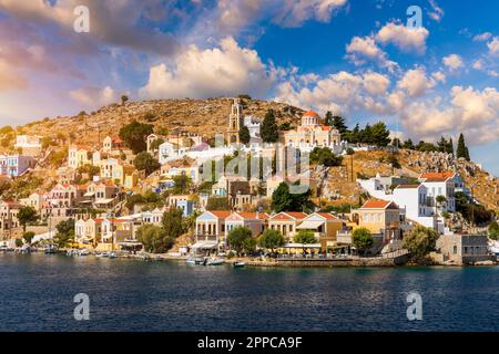 Blick auf die schöne griechische Insel Symi (Simi) mit bunten Häusern und kleinen Booten. Griechenland, Symi Insel, Blick auf die Stadt Symi (bei Rhodos), Stockfoto