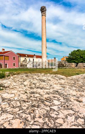 Überreste des größten römischen Tempels an der Adria in Nin, Kroatien. Historische Stadt Nin laguna View, Dalmatien Region von Kroatien. Blick auf die Straße Stockfoto