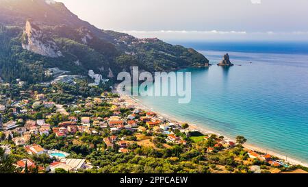 Exotischer Strand von Agios Gordios auf der Insel Korfu, Griechenland. Strand von Agios Gordios, Insel Korfu, Griechenland. Panoramablick auf den Strand von Agios Gordios, sandige Küste Stockfoto