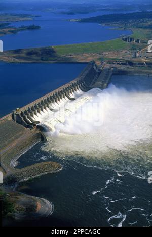 Der hydroelektrische Staudamm Tucurui am Tocantins River in der Amazonasregion Brasiliens (para State) aus der Vogelperspektive. Stockfoto