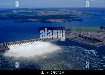 Der hydroelektrische Staudamm Tucurui am Tocantins River in der Amazonasregion Brasiliens (para State) aus der Vogelperspektive. Stockfoto