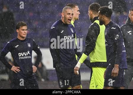 Brüssel, Belgien. 23. April 2023. Anderlechts Islam Slimani sieht deprimiert aus, nachdem er am Sonntag, den 23. April 2023, am 34. Tag, dem letzten Tag des regulären 2022-2023-Wettbewerbs in der ersten Division der belgischen Meisterschaft "Jupiler Pro League", ein Fußballspiel zwischen RSCA Anderlecht Anderlecht und KV Mechelen verloren hat. BELGA FOTO LAURIE DIEFFEMBACQ Kredit: Belga News Agency/Alamy Live News Stockfoto