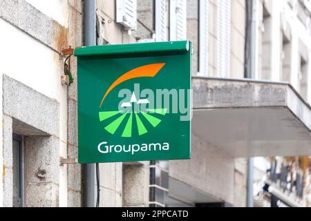 Huelgoat, Frankreich – April 20 2023: Sign of Groupama, eine französische Versicherungsgruppe mit Sitz in Paris, die in 10 Ländern tätig ist. Stockfoto