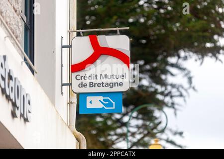 Huelgoat, Frankreich - April 20 2023: Zeichen des Crédit Mutuel de Bretagne. Die Bank ist Teil des Crédit Mutuel Arkéa, einer genossenschaftlichen und auf Gegenseitigkeit beruhenden Versicherungsgesellschaft Stockfoto