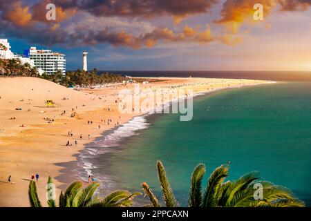 Morro Jable, Fuerteventura, Spanien. Atemberaubender Strand Playa del Matorral in den Strahlen des Sonnenuntergangs. Morro Jable und Playa del Matorral, Fuerteventura, Stockfoto