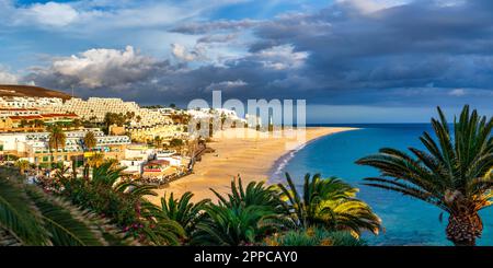 Morro Jable, Fuerteventura, Spanien. Atemberaubender Strand Playa del Matorral in den Strahlen des Sonnenuntergangs. Morro Jable und Playa del Matorral, Fuerteventura, Stockfoto