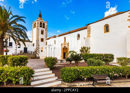 Blick auf das Dorf Betancuria und die berühmte Kathedrale Santa Maria, Fuerteventura, die Kanarischen Inseln, Spanien. Blick auf das Dorf Betancuria und die berühmte Kathedrale San Stockfoto