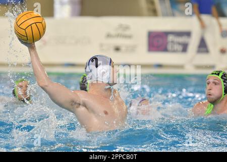 Polo Natatorio Bianchi, Triest, Italien, 22. April 2023, Danjel Podgornik (Pallanuoto Triest) während Pallanuoto Triest vs AN Brescia - Waterpolo IT Stockfoto