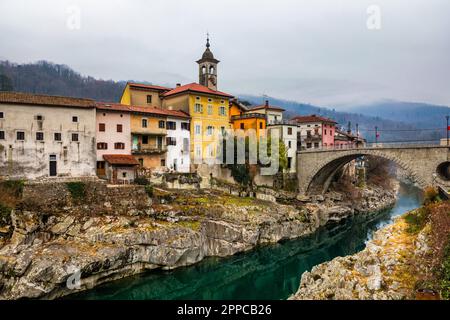 Wunderschöne antike mediterrane Stadt mit Steinbogenbrücke und smaragdgrünem Fluss. Kanalstadt in Slowenien. Kleine Stadt Kanal, Slowenien mit dem klaren TU Stockfoto