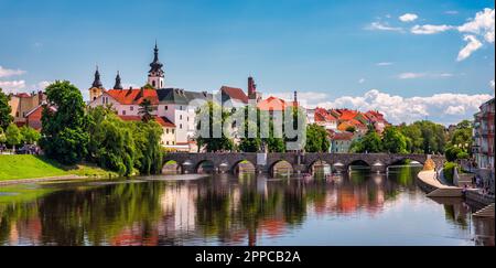 Mittelalterliche Stadt Pisek und historische Steinbrücke über den Fluss Otava in Südböhmen, Tschechische Republik. Pisek Stone Bridge, die älteste, früh erhaltene Brücke Stockfoto