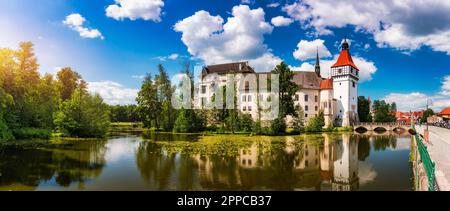 Schloss Blatna bei Strakonice, Südböhmen, Tschechische Republik. Luftaufnahme des mittelalterlichen Wasserschlosses Blatna, umgeben von Parks und Seen, Blatna, Süden Stockfoto