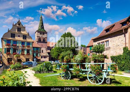 Traditionelles Fachwerkhaus in Turckheim, Elsass, Frankreich. Eine der berühmten Städte im Elsass, malerische Route in der Nähe von Colmar, Frankreich. Farbenfrohes traditionelles fre Stockfoto
