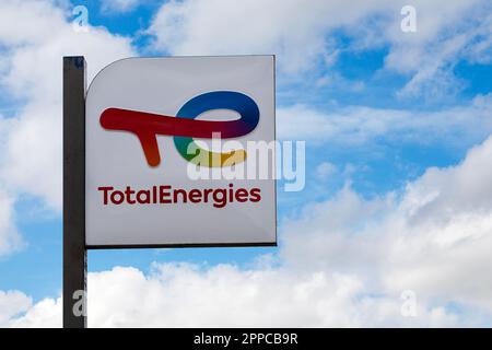 Huelgoat, Frankreich - April 20 2023: Sign of TotalEnergies SE, ein französisches multinationales integriertes Energie- und Erdölunternehmen, das 1924 gegründet wurde und eines davon ist Stockfoto