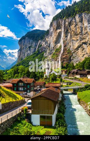 Berühmte Stadt Lauterbrunnen und Wasserfall Staubbach, Berner Oberland, Schweiz, Europa. Lauterbrunnen-Tal, Lauterbrunnen-Dorf, Staubbac Stockfoto