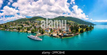 Panoramablick auf Oberhofen am Thunersee in den schweizer Alpen, Schweiz. Stadt Oberhofen am Thunersee im Kanton Bern der Schweiz. O Stockfoto