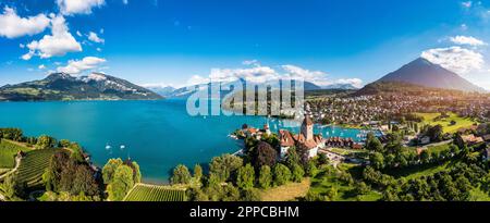 Panoramablick auf die Spiez-Kirche und das Schloss am Thunersee im Schweizer Kanton Bern bei Sonnenuntergang, Spiez, Schweiz. Schloss Spiez weiter Stockfoto