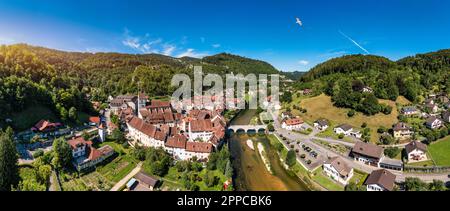 Malerisches Schweizer Dorf Saint-Ursanne am Doubs River, Schweiz. Dorf Saint-Ursanne im Bezirk Porrentruy im Kanton Jura, Stockfoto