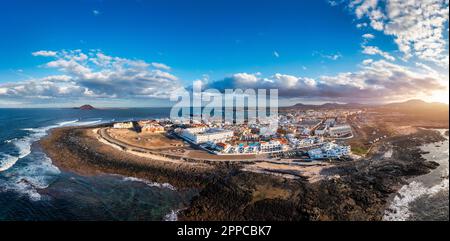 Das unvergleichliche Stadtbild von Corralejo, die Hafenstadt Fuerteventura, der wunderschöne Panoramablick auf die Kanarischen Inseln, Spanien. Panoramablick auf die Stadt Corralejo aus der Vogelperspektive Stockfoto