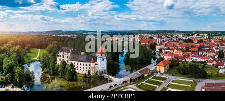 Schloss Blatna bei Strakonice, Südböhmen, Tschechische Republik. Luftaufnahme des mittelalterlichen Wasserschlosses Blatna, umgeben von Parks und Seen, Blatna, Süden Stockfoto