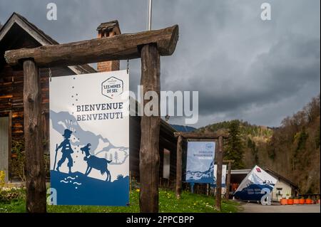 Bex, Schweiz - 08.04.2023: Willkommen in der Salzmine von Bex. Schild mit Holztafel. Begrüßungsnachrichten in französischer und italienischer Sprache. Stockfoto