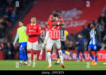 London, Großbritannien. 23. April 2023. Fred #17 von Manchester United und Wout Weghorst #27 von Manchester United feiern den Sieg am Ende des Elfmeterschießen während des Halbfinalspiels des Emirates FA Cup Brighton und Hove Albion gegen Manchester United im Wembley Stadium, London, Großbritannien, 23. April 2023 (Foto von Conor Molloy/News Images) in London, Großbritannien, am 4/23/2023. (Foto: Conor Molloy/News Images/Sipa USA) Guthaben: SIPA USA/Alamy Live News Stockfoto