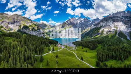 Berühmtes Oeschinensee mit Bluemlisalp an einem sonnigen Sommertag. Panoramablick auf den azurblauen Oeschinensee. Schweizer alpen, Kandersteg. Fantastische Tourquis Stockfoto