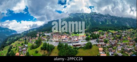 Stadtbild des Dorfes Wengen am Rande des Lauterbrunnen-Tals. Traditionelle lokale Häuser im Dorf Wengen im Stadtteil Interlaken in Bern Stockfoto