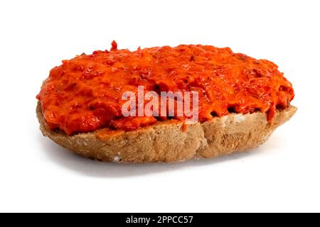 Ajvar geröstete rote Paprika auf Brot, isoliert auf weißem Hintergrund, Ansicht von hochwertigen Details Stockfoto