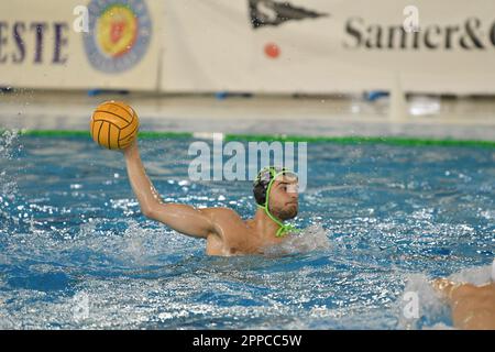 Polo Natatorio Bianchi, Triest, Italien, 22. April 2023, Vincenzo Dolce (AN Brescia) während Pallanuoto Triest vs AN Brescia - Waterpolo Italian Seri Stockfoto