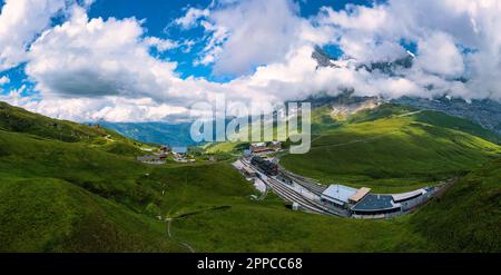 Die kleine Scheidegg ist ein 2.061 m hoher Gebirgspass, der sich unter und zwischen den Gipfeln Eiger und Lauberhorn im Berner Oberland befindet Stockfoto