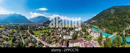 Luftaufnahme über die Stadt Interlaken in der Schweiz. Wunderschöner Blick auf Interlaken, Eiger, Mönch und Jungfrau sowie Thunsee und Br Stockfoto