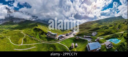 Die kleine Scheidegg ist ein 2.061 m hoher Gebirgspass, der sich unter und zwischen den Gipfeln Eiger und Lauberhorn im Berner Oberland befindet Stockfoto