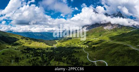 Die kleine Scheidegg ist ein 2.061 m hoher Gebirgspass, der sich unter und zwischen den Gipfeln Eiger und Lauberhorn im Berner Oberland befindet Stockfoto