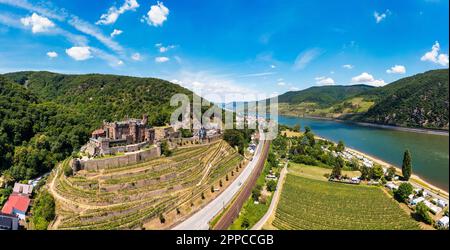 Schloss Reichenstein mit Clemenskapelle, Trechtingshausen am Rhein. Mittleres Rheintal, Rheinland-Pfalz, Deutschland, Europa. Reichenstein Stockfoto